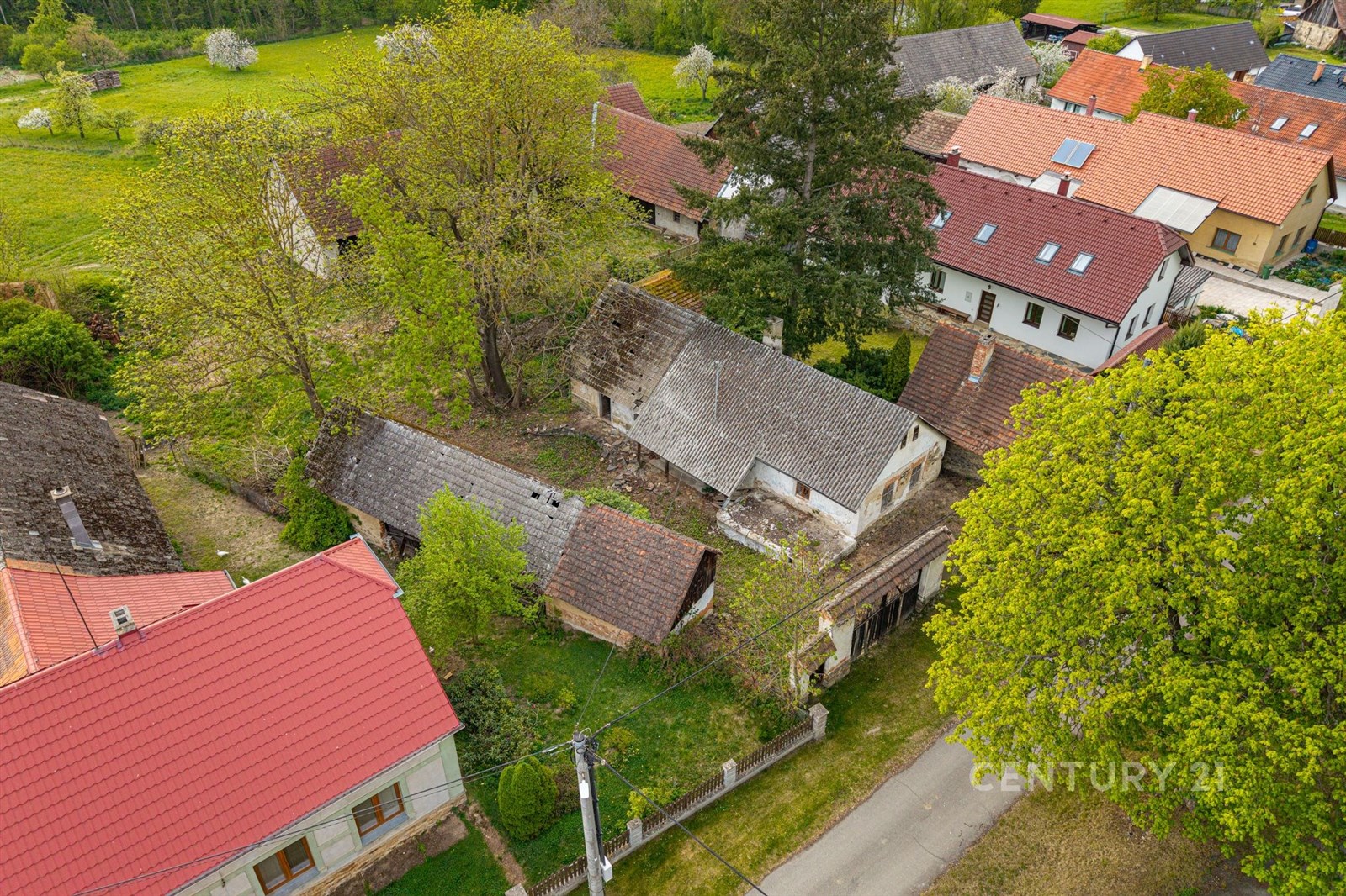 Venkovský pozemek se starými budovami, červená stř
