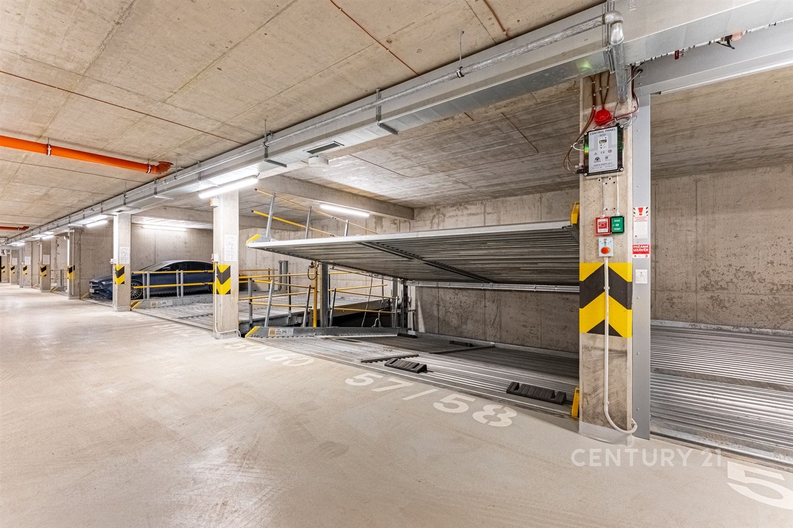 Podzemní garáž s moderními parkovacími systémy, be
