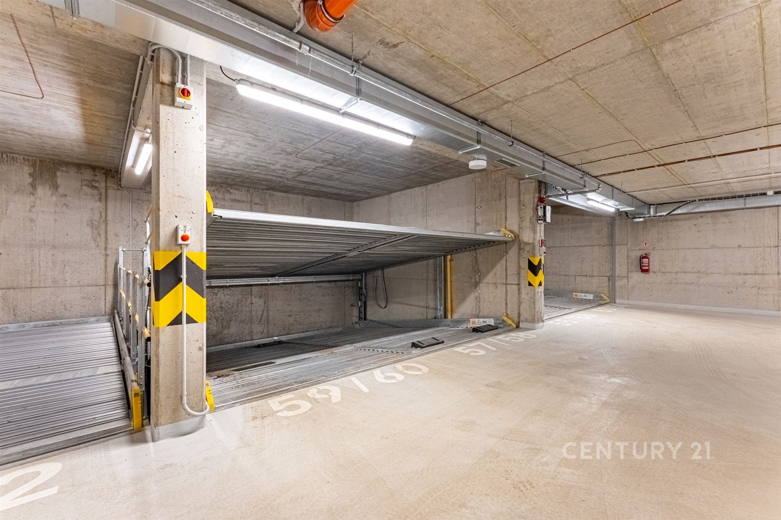 Podzemní parkovací místo s betonovými stěnami, mod