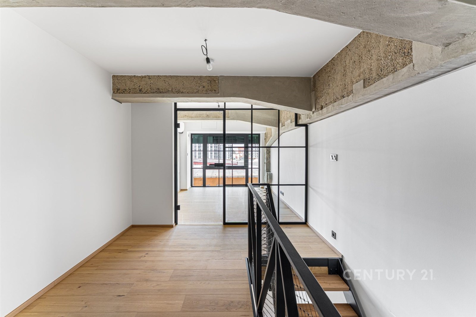 Průmyslový mezonet se světlým obývacím pokojem, pa