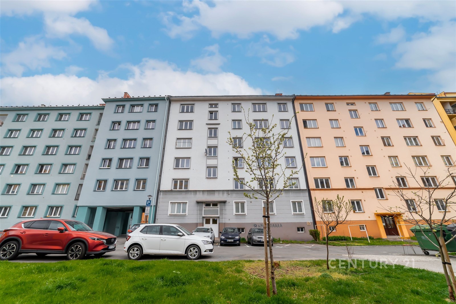 Vícepatrový bytový dům s pastelově barevnou fasádo