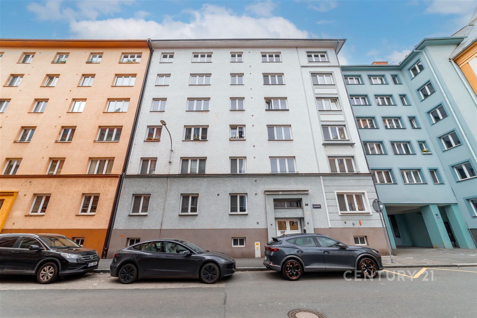 Bytový dům s moderní fasádou v klidné ulici, světl