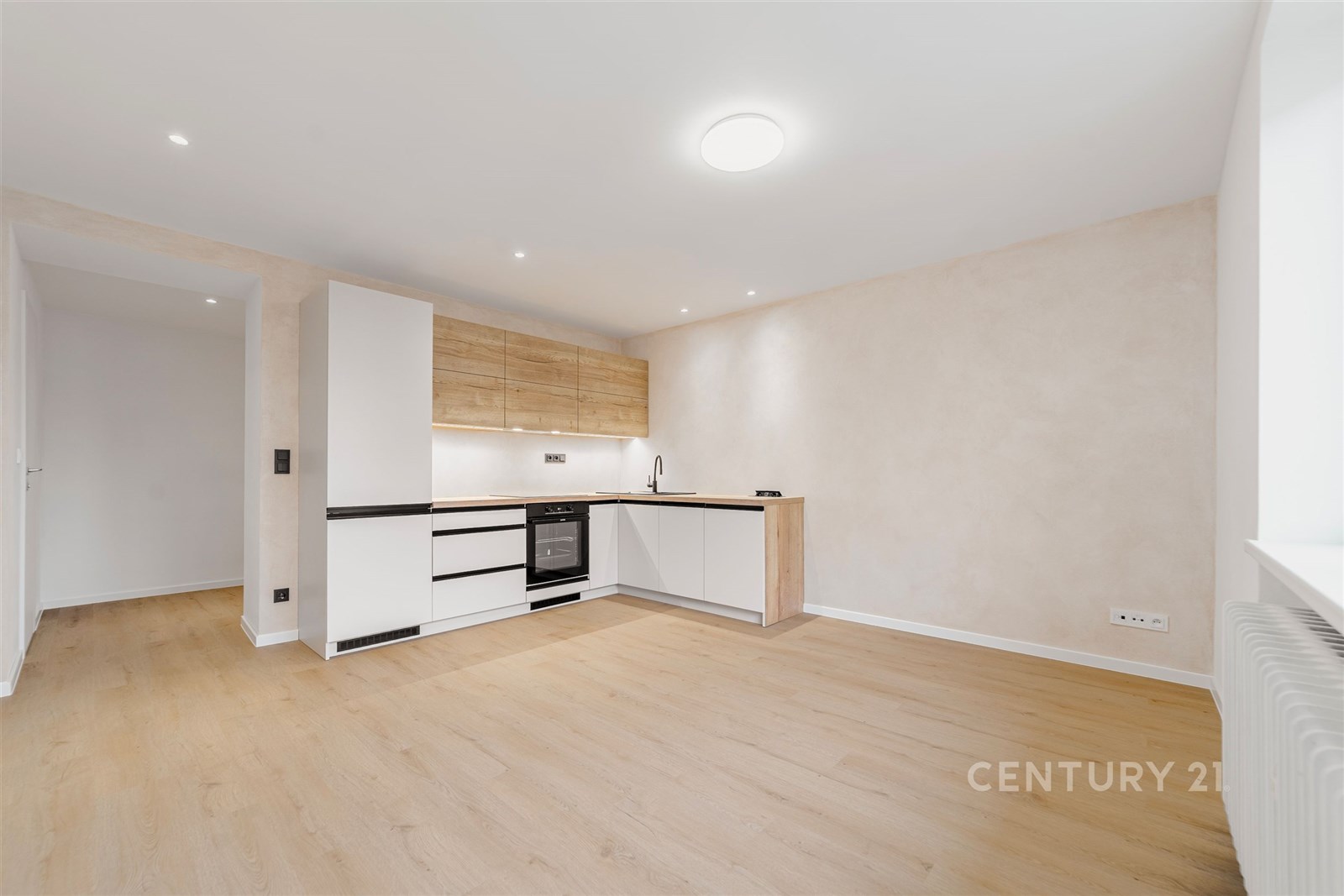 Moderní kuchyň s parketovou podlahou a vestavěnými