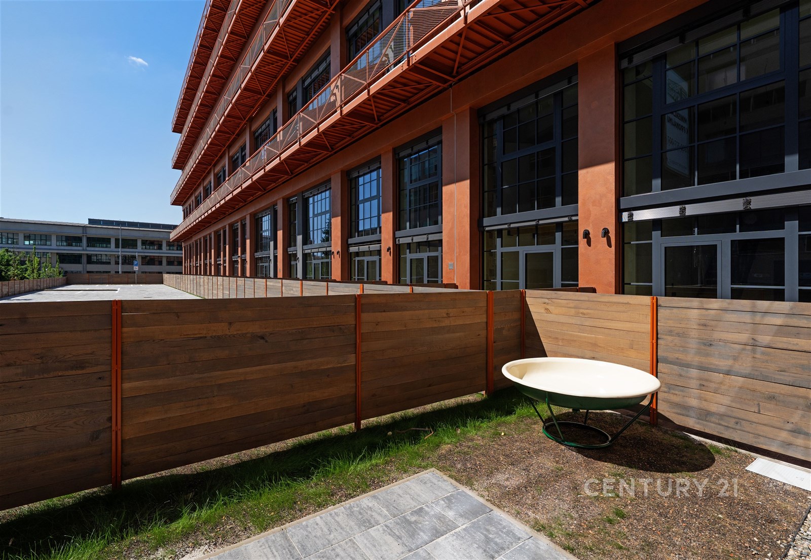 Soukromá venkovní terasa s dřevěným oplocením, mod