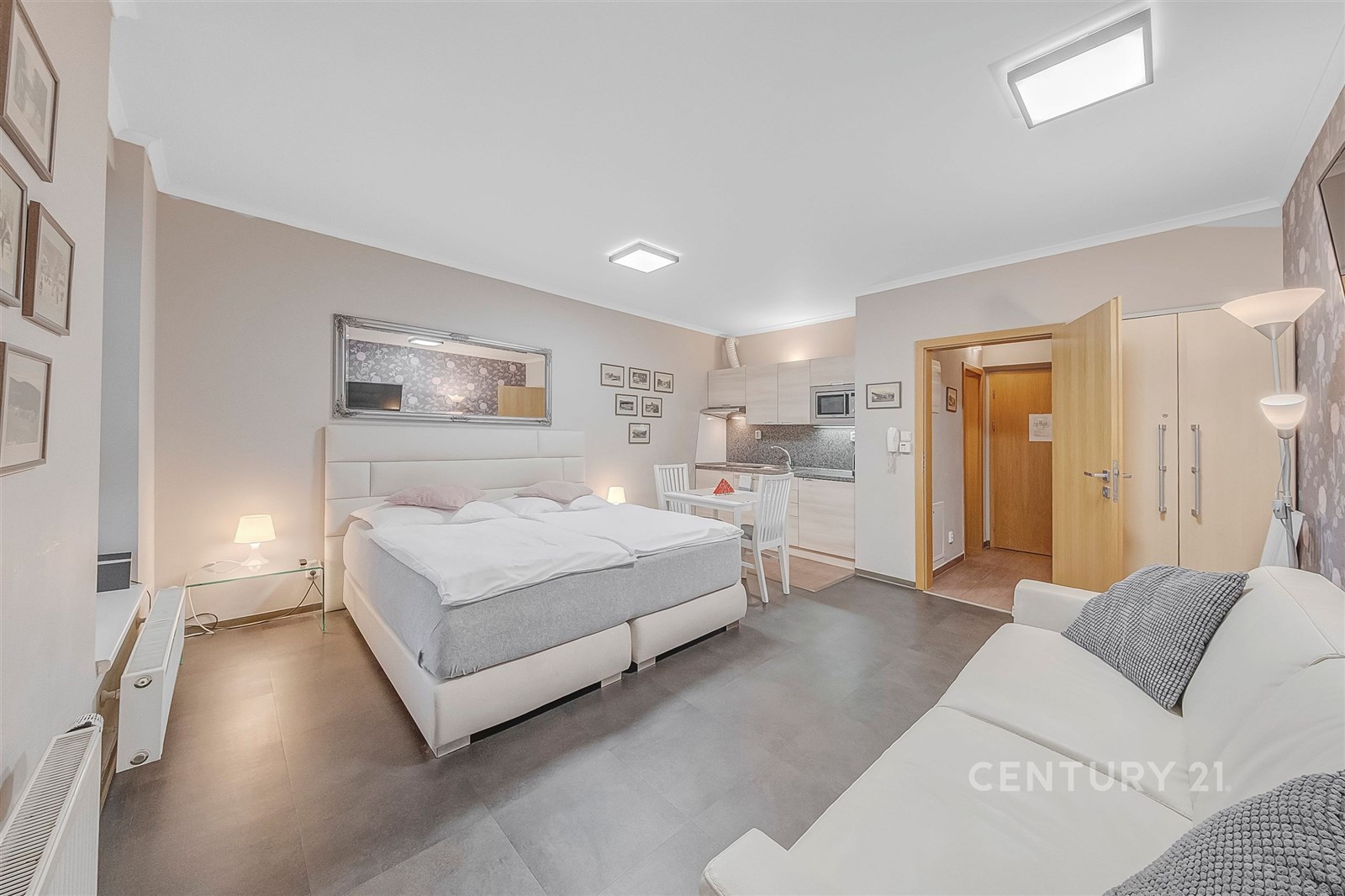 Světlá ložnice s moderním nábytkem, parketová podl