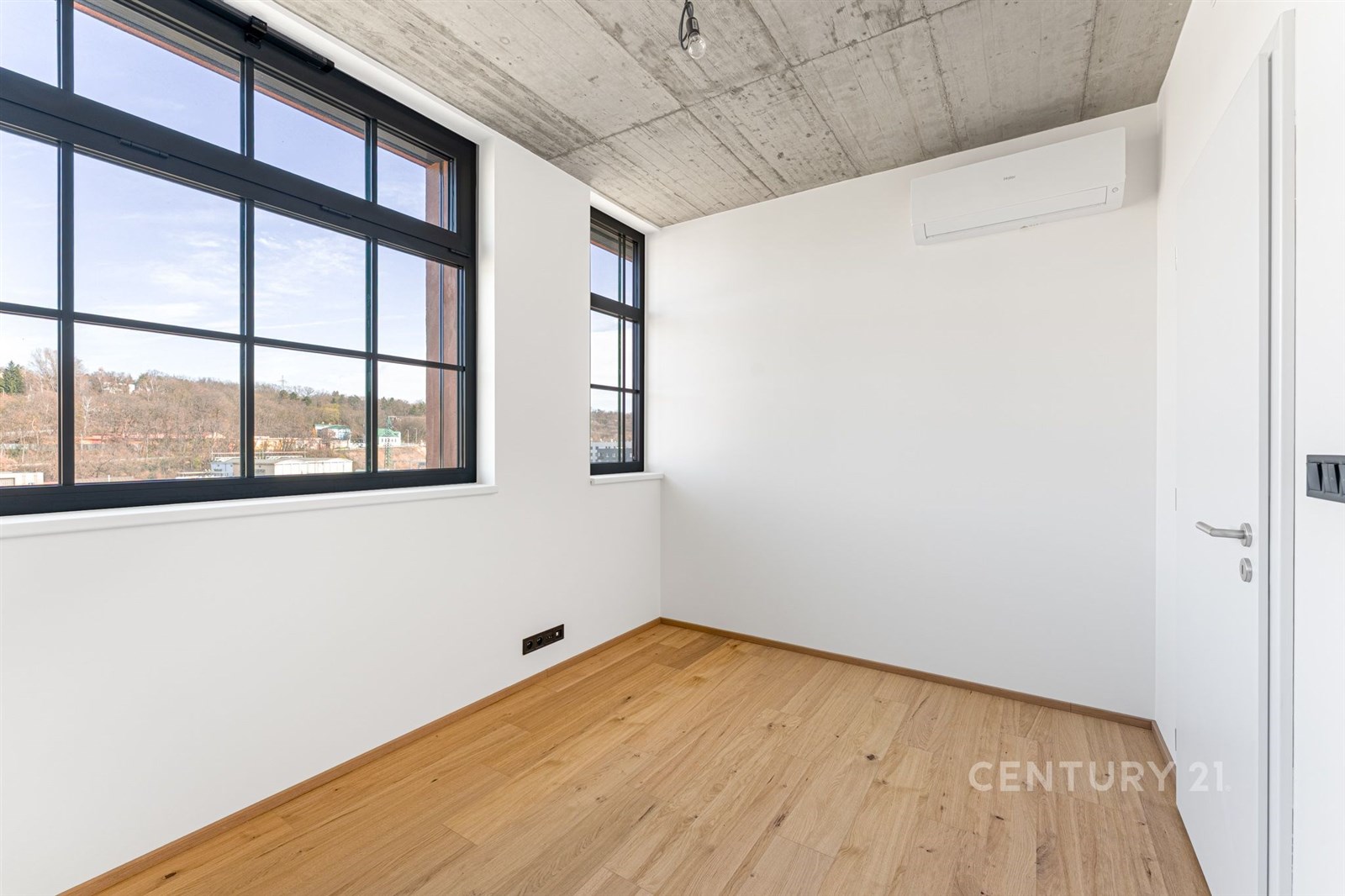 Světlý pokoj s velkými okny, moderní dřevěná podla