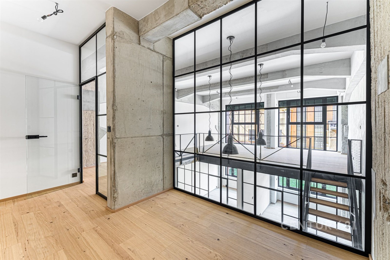 Průmyslový interiér s moderními prvky, velká okna 