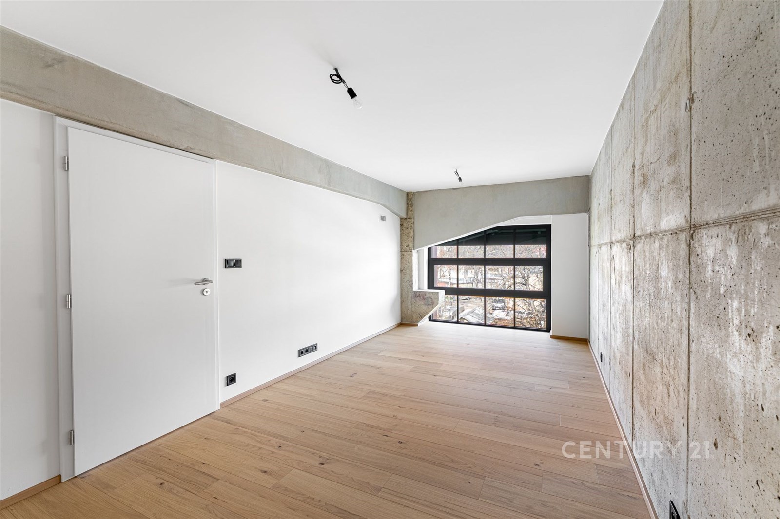 Světlý obývací pokoj s dřevěnou parketovou podlaho