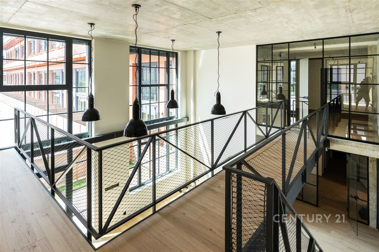 Světlá moderní chodba s velkými okny, průmyslovým 