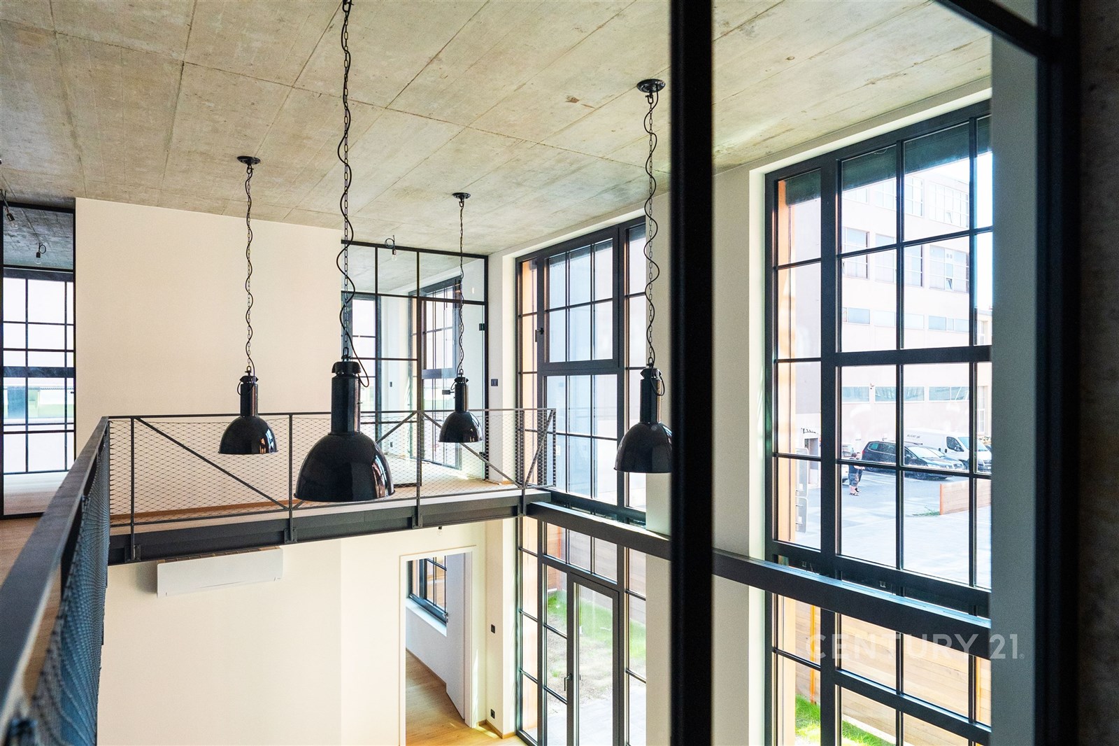 Prostorný industriální loft s vysokými stropy, vel