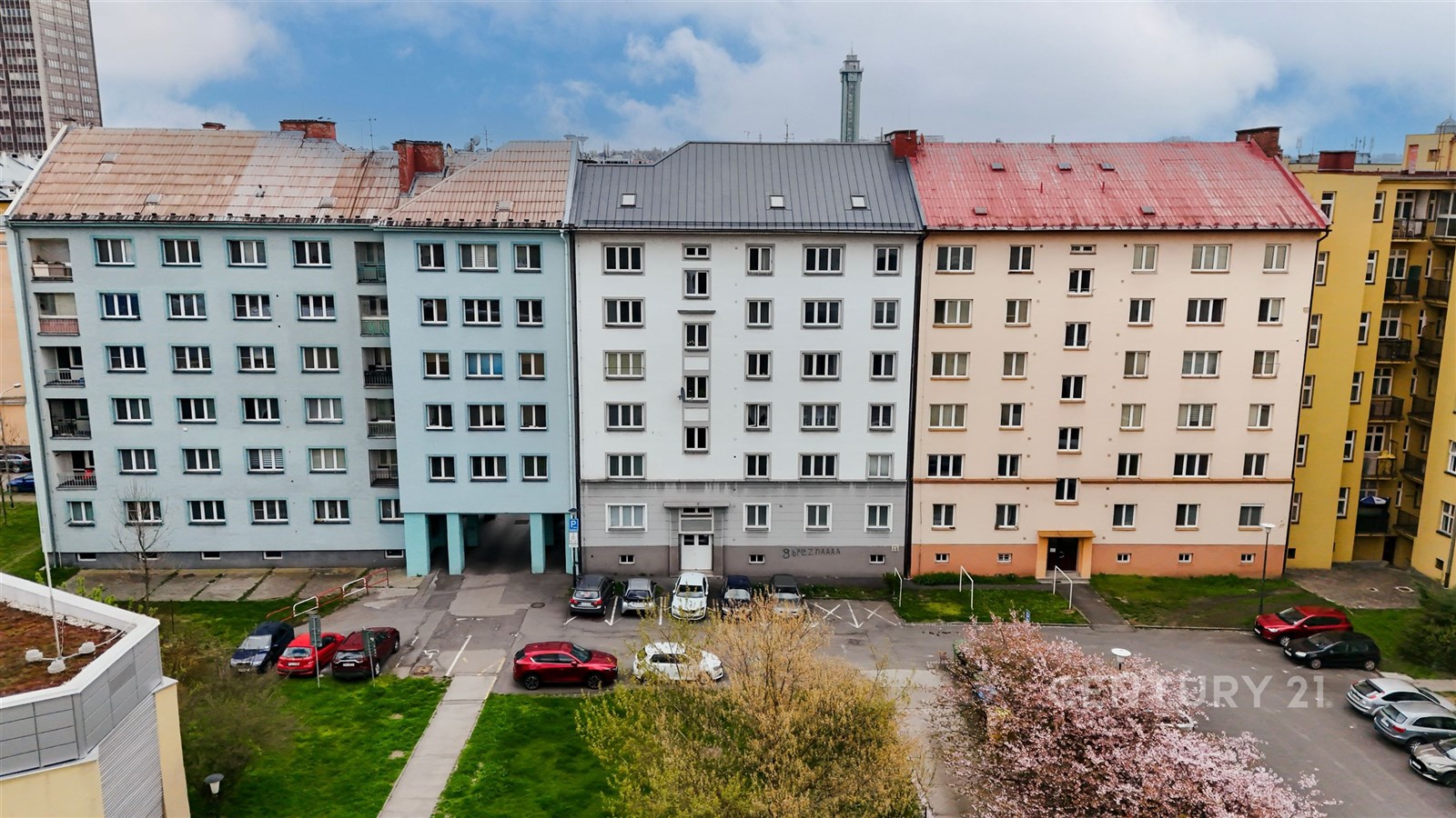 Pohled na fasády panelových domů s barevnými omítk