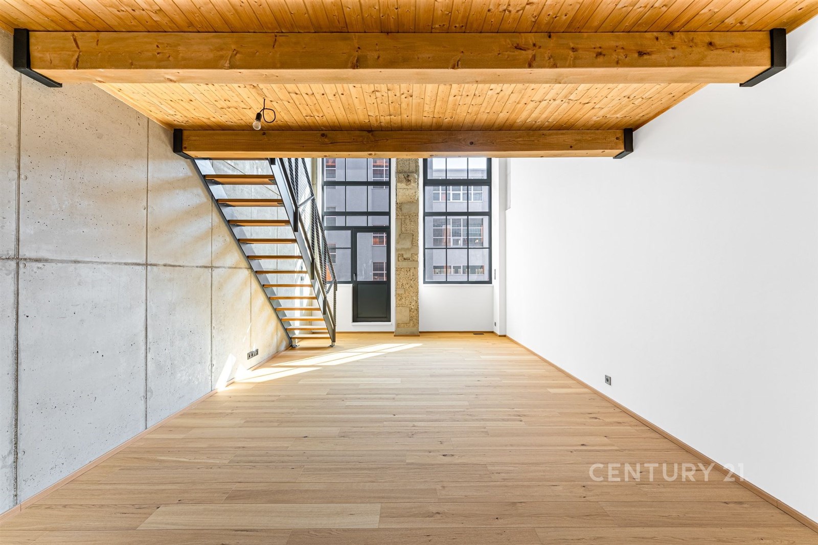 Světlý obývací pokoj s dřevěným trámovým stropem, 