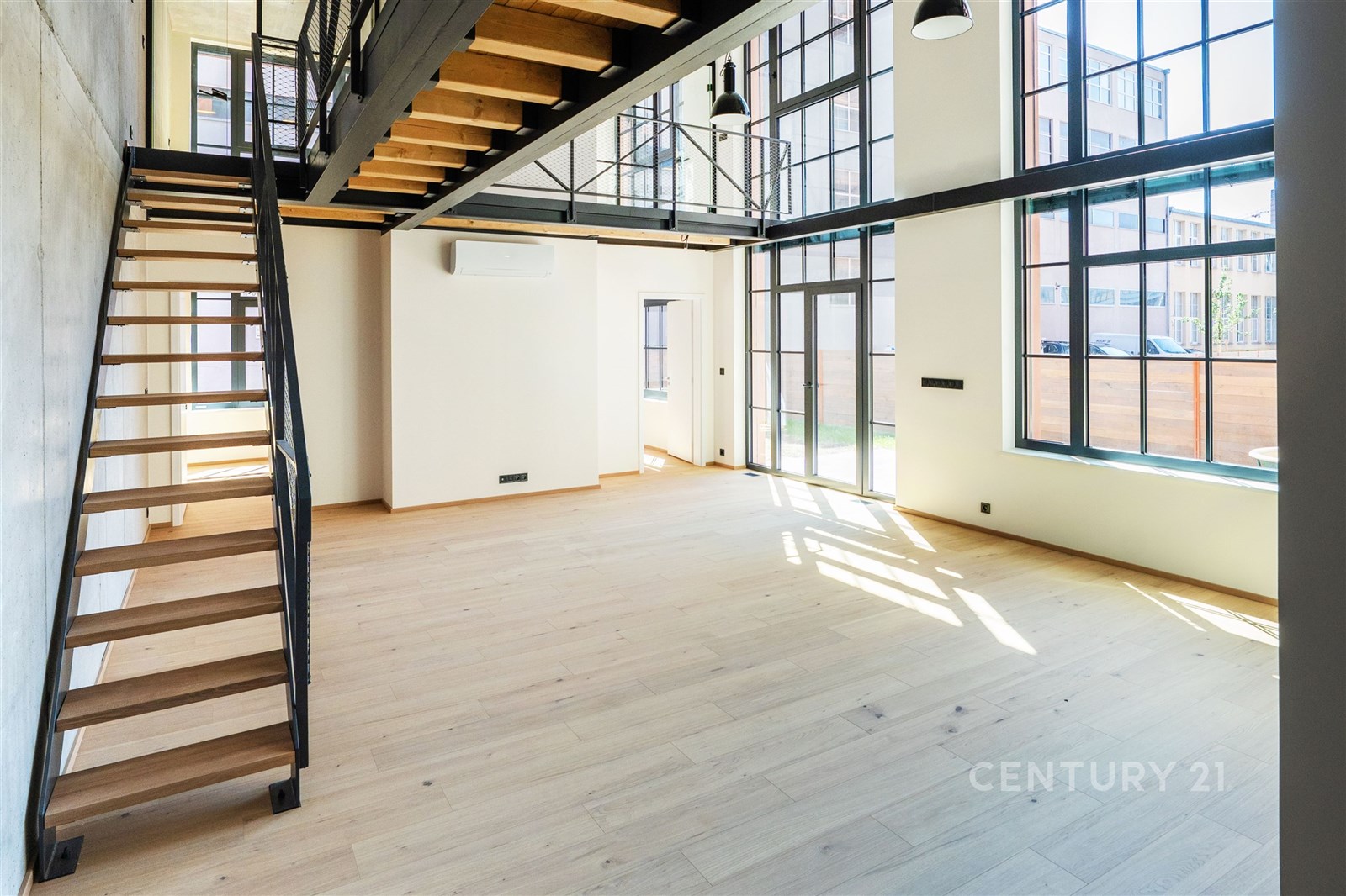 Světlý obývací pokoj s moderními velkými okny, par