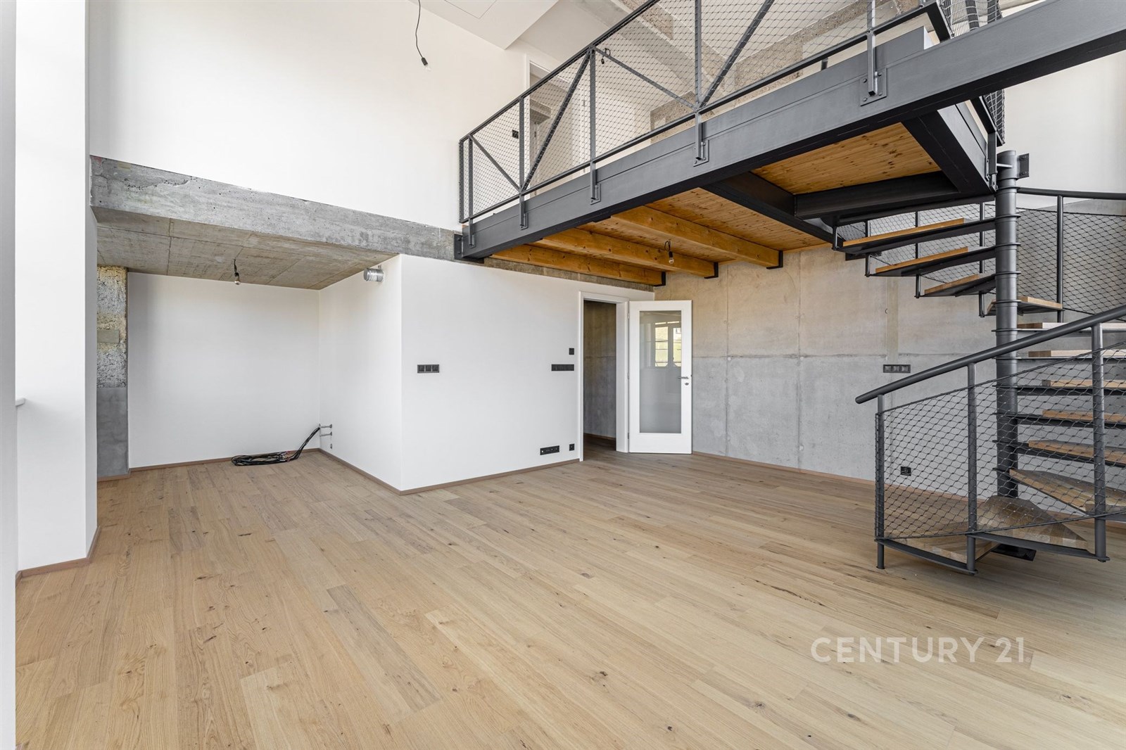 Loftový obývací prostor s dřevěnou podlahou, moder