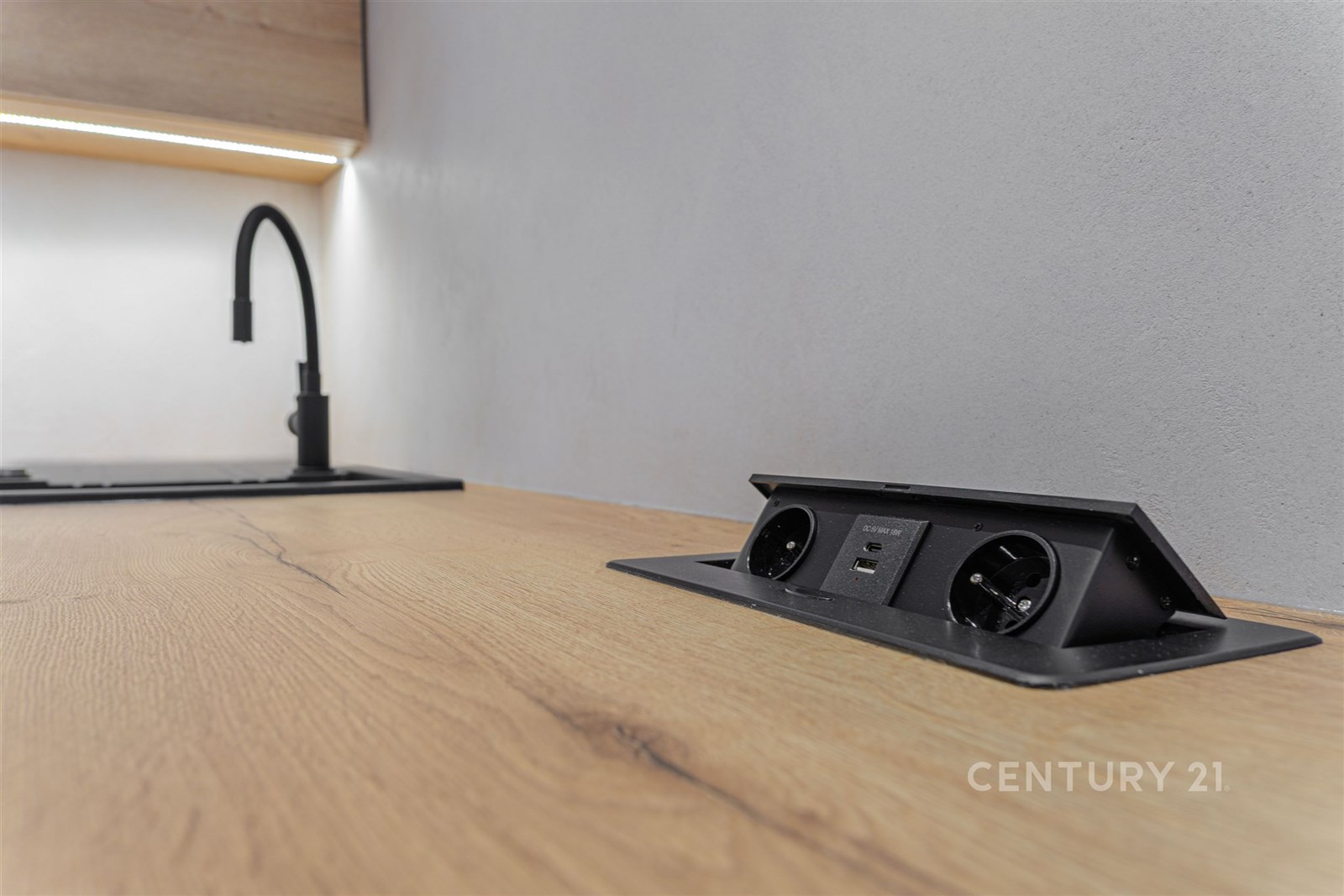 Moderní kuchyň s dřevěnou pracovní deskou, vestavě