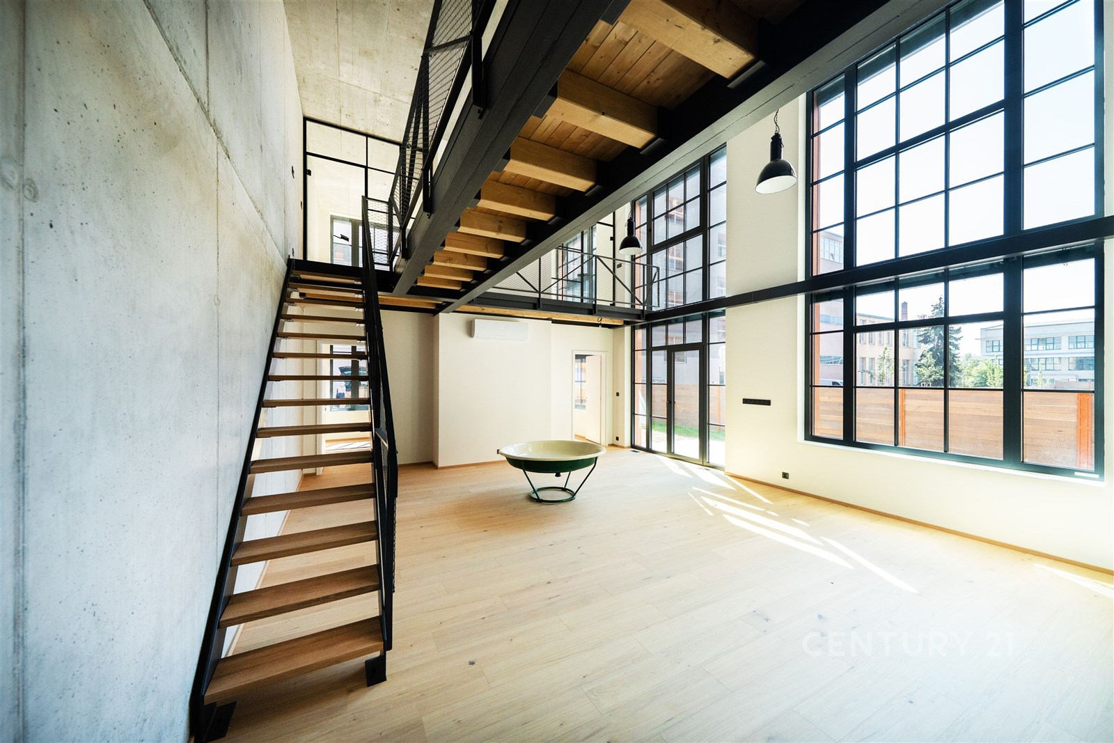 Světlý obývací pokoj s moderním designem, parketov