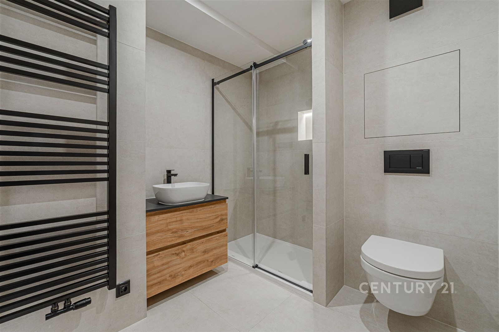 Moderní koupelna s keramickou dlažbou, skleněným s