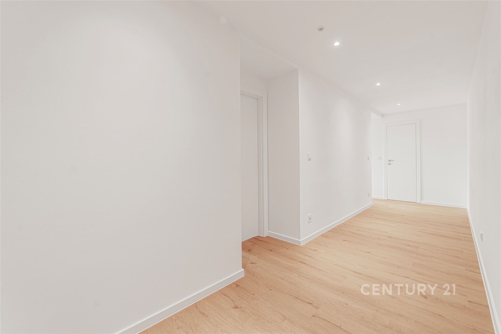 Světlá chodba s dřevěnou podlahou, moderní LED osv