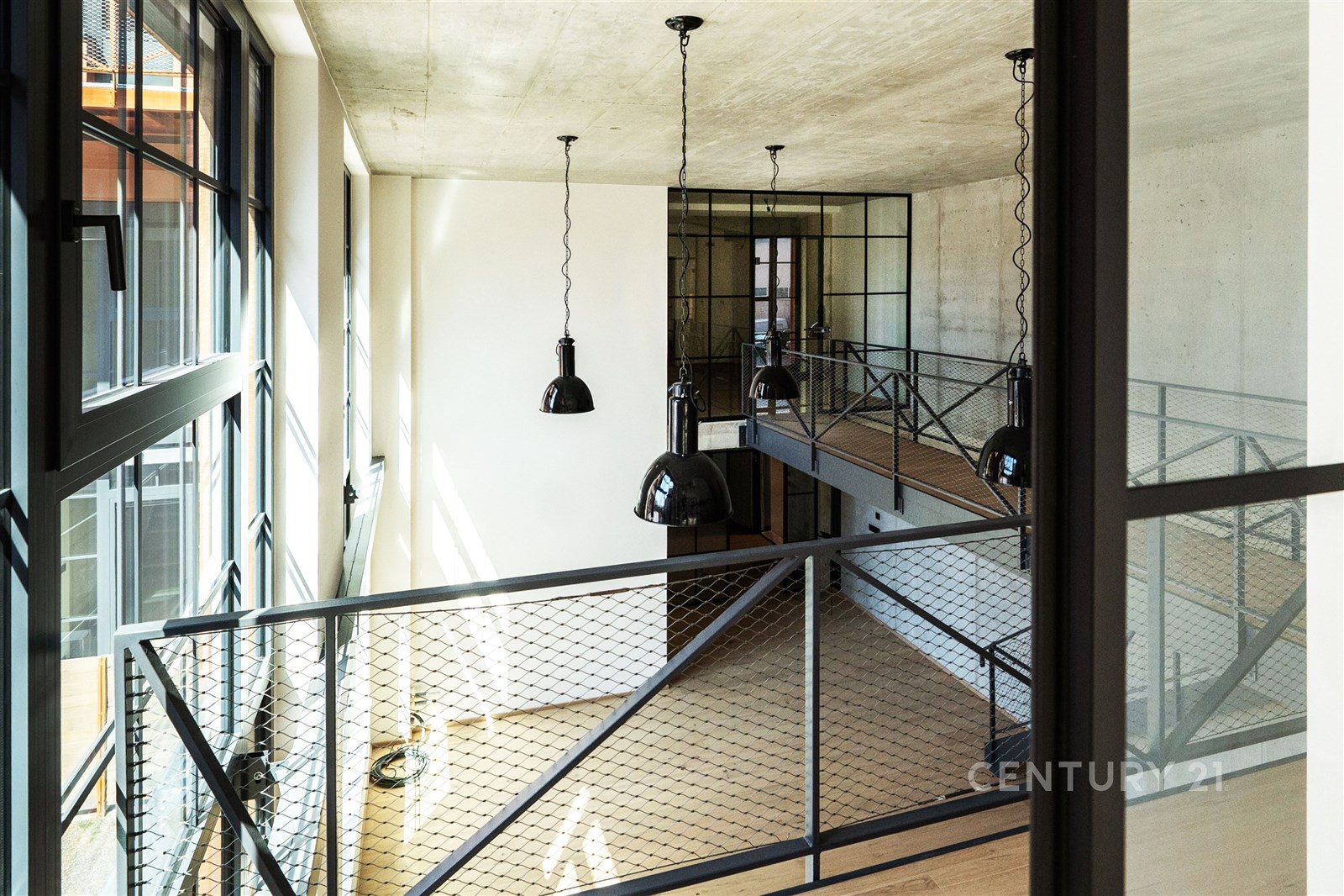 Dvoupatrový loft s dřevěnou podlahou, velkými okny