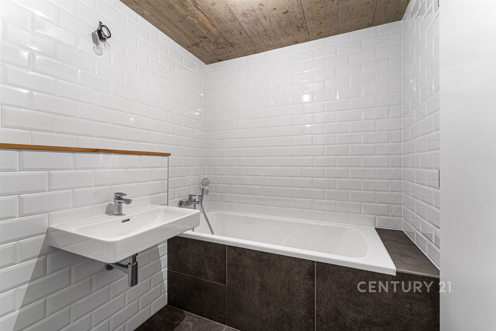 Koupelna s moderní dlažbou, bílými obklady a dřevě