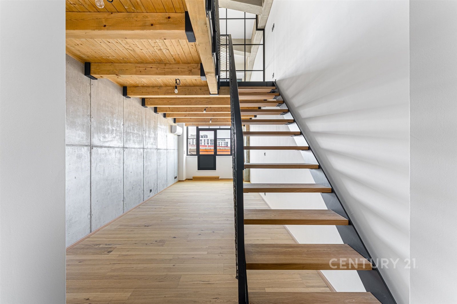 Moderní mezonetový byt s dřevěnými schody, parketo