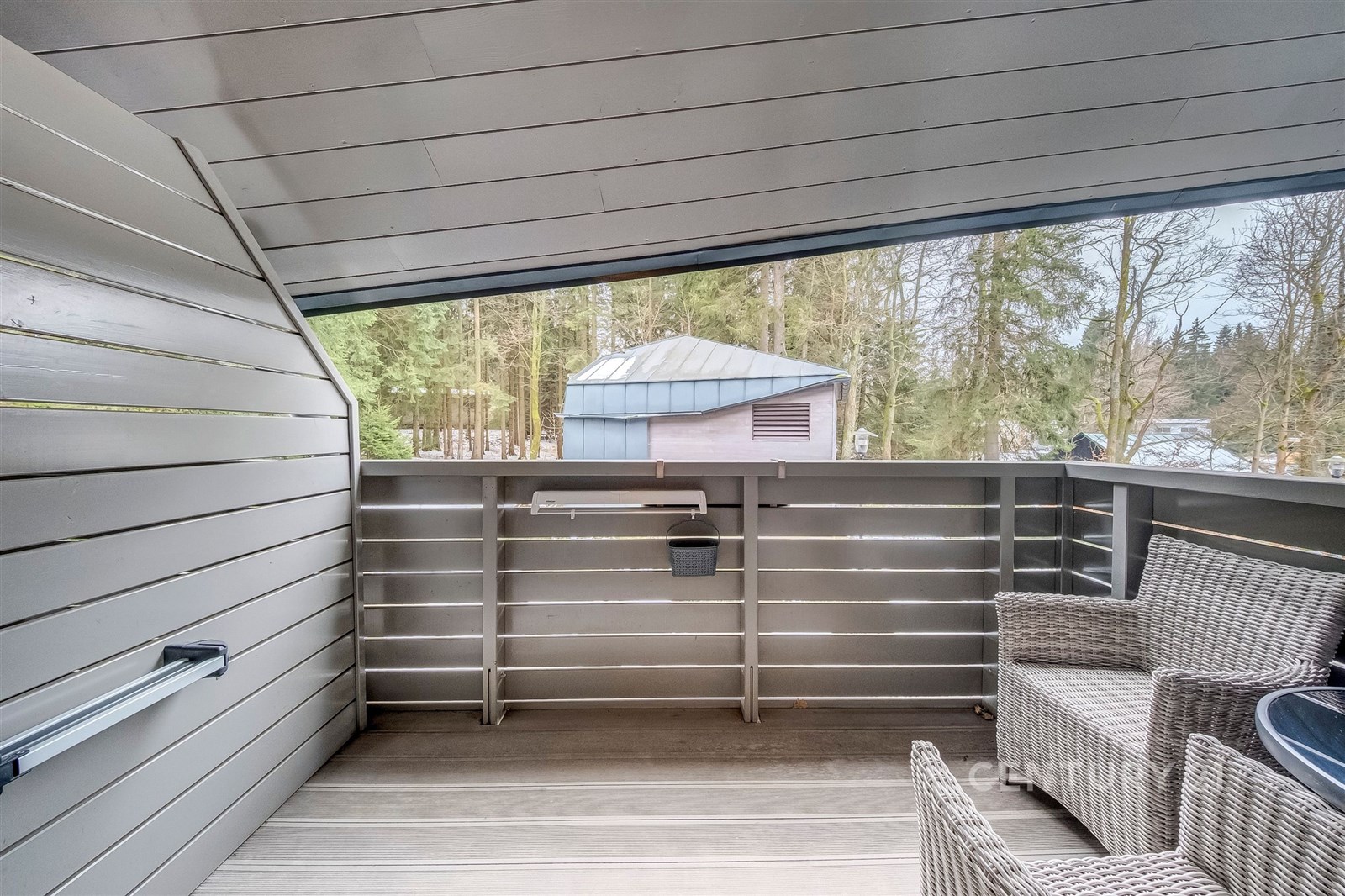Krytá terasa s dřevěnou podlahou, moderní a stylov