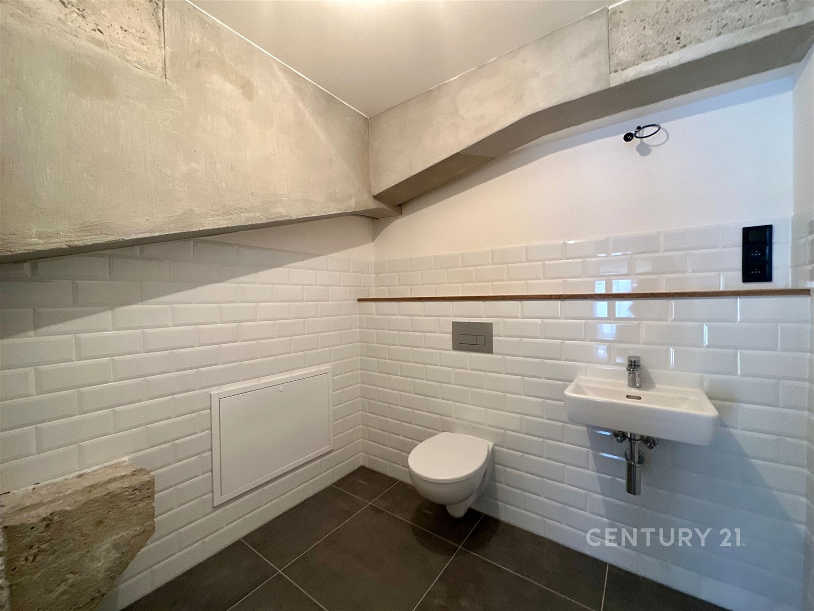 Koupelna s moderní dlažbou, světlými obklady a záv