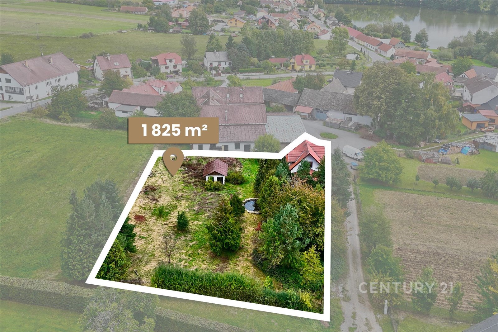 Prostorná zahrada s pozemkem o rozloze 1825 m2, obklopená zelení, s možností výstavby. Klidná lokalita s krásným výhledem na okolní krajinu.