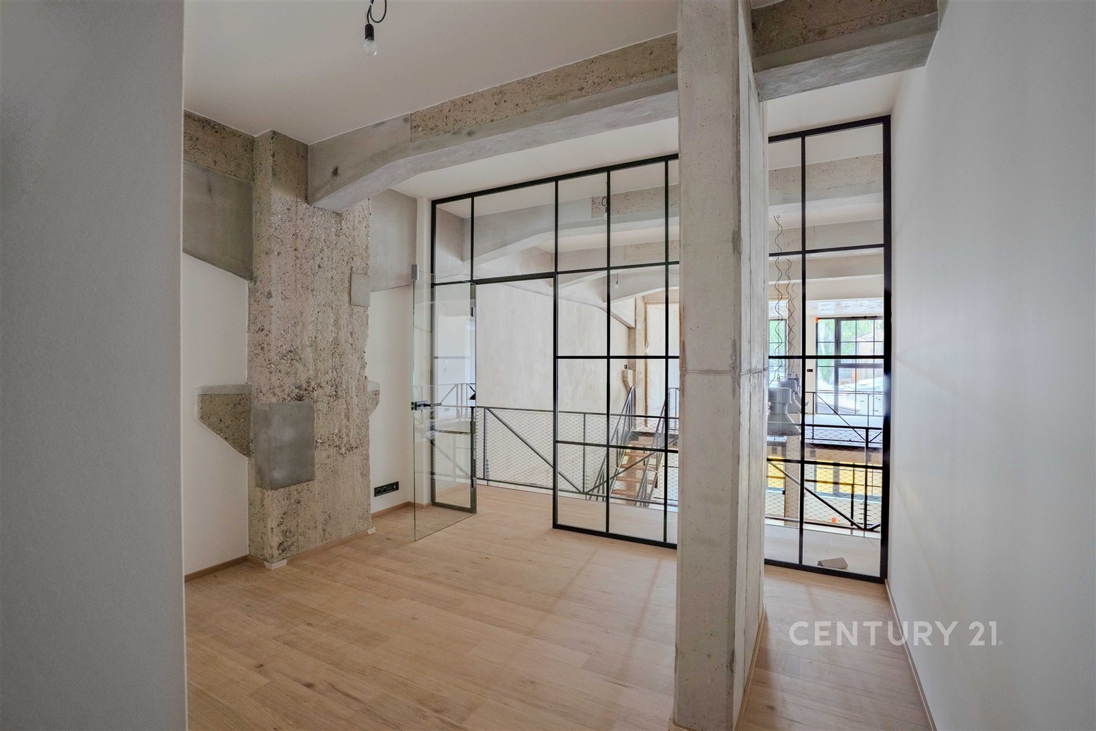 Industriální obývací pokoj, parketová podlaha, velká okna, moderní styl, železobetonové prvky, světlý interiér