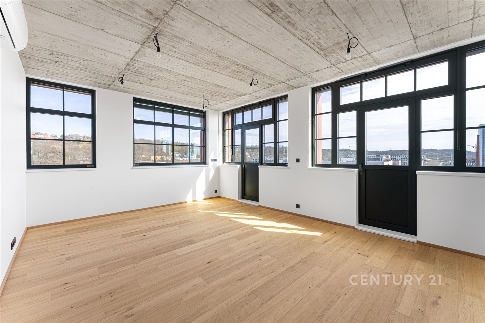 Světlý obývací pokoj s parketovou podlahou a velký