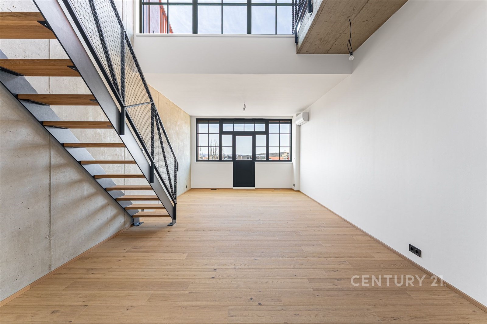 Světlý obývací pokoj s parketovou podlahou, velká 