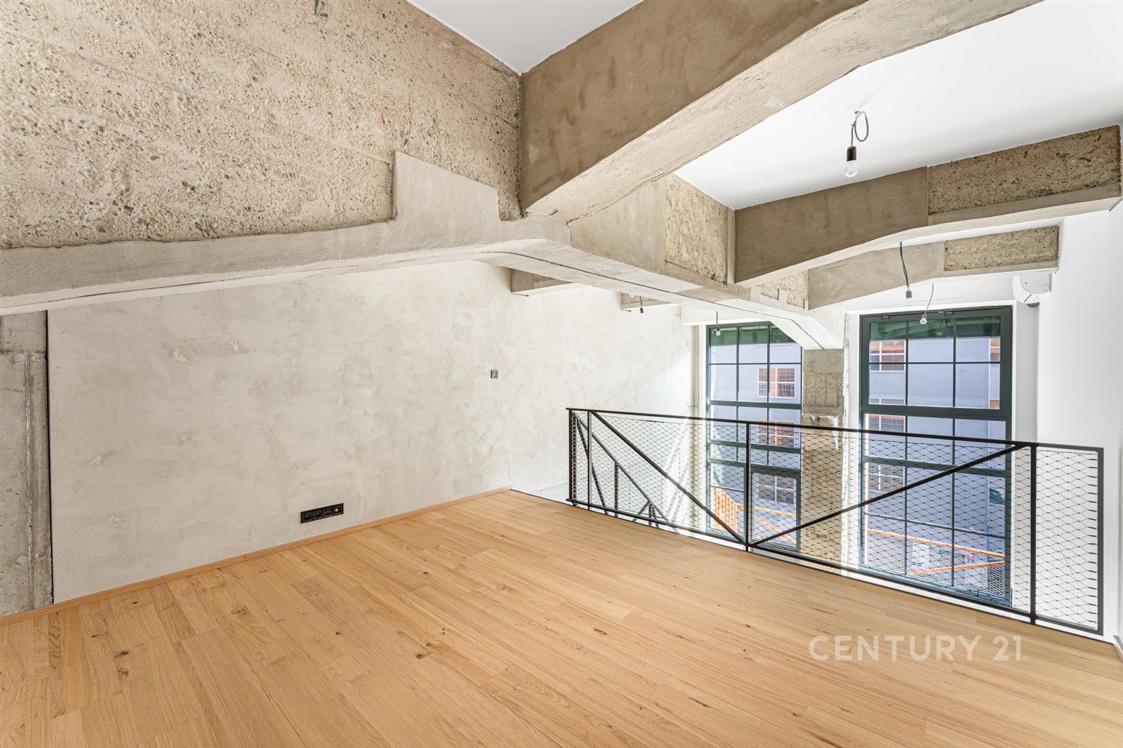 Podkrovní prostor s parketovou podlahou a betonový