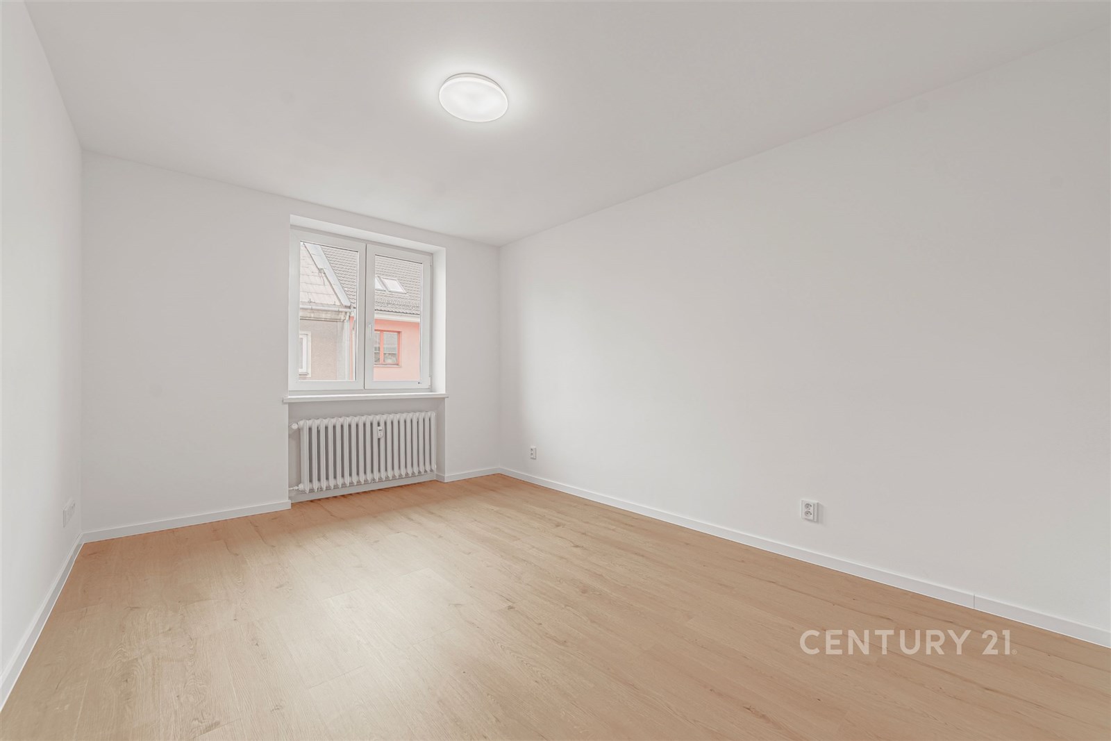 Světlý obývací pokoj s parketovou podlahou, velká 