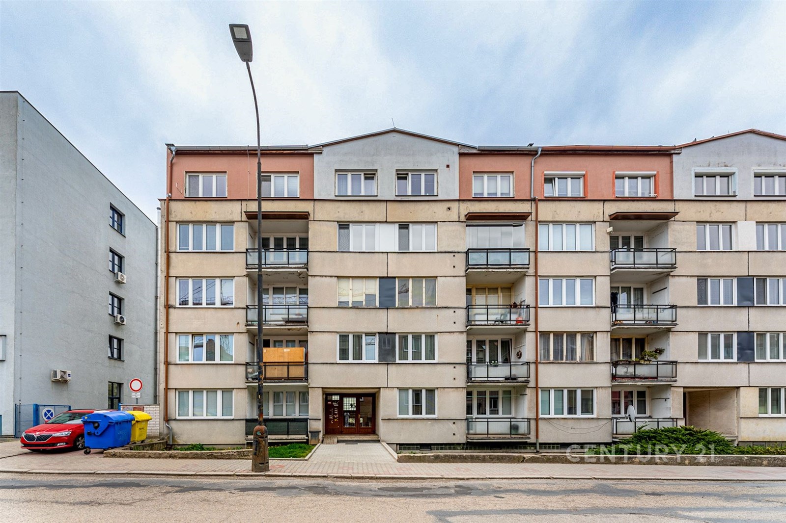 Čtyřpatrový bytový dům s balkony, moderní fasáda, 