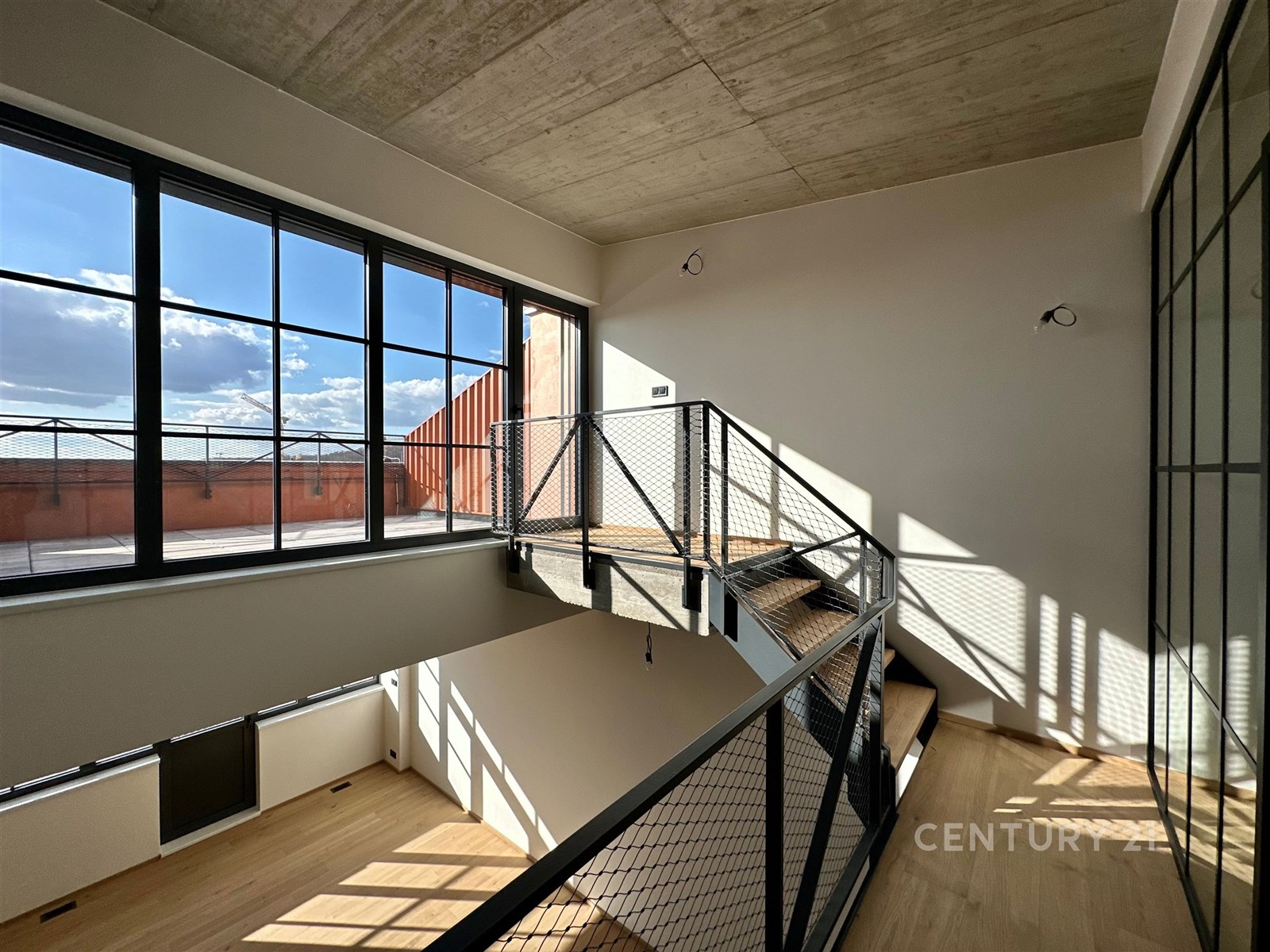 Světlé schodiště s moderním kovovým zábradlím, vel