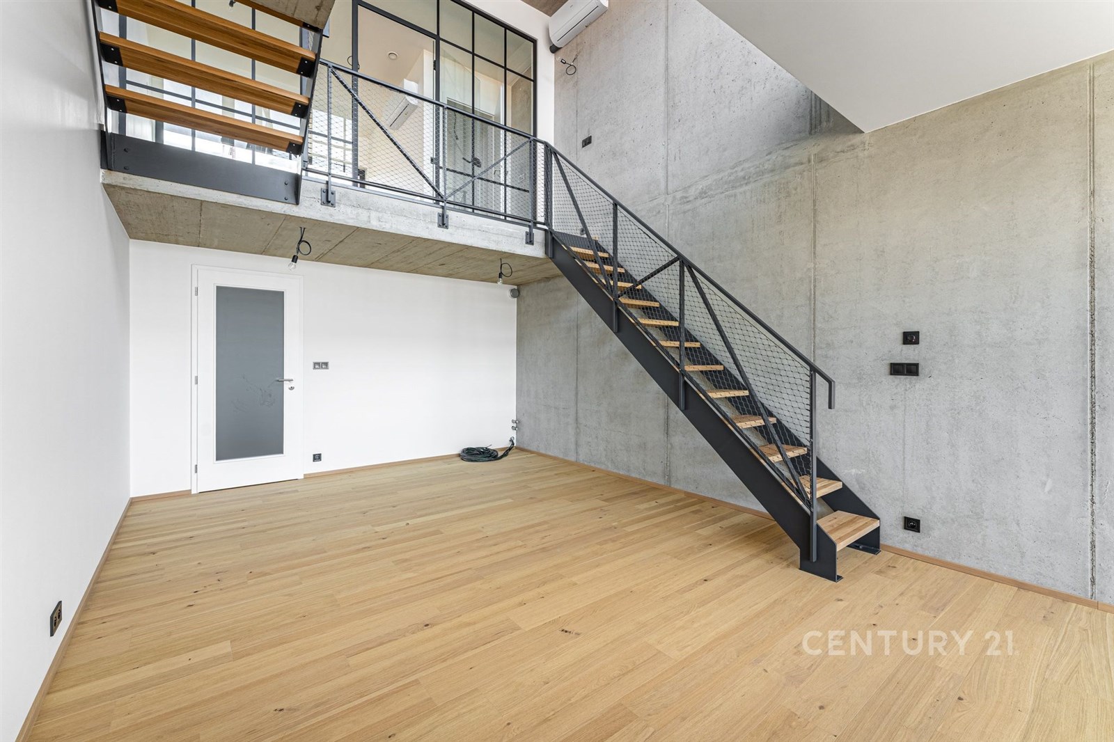 Moderní obývací pokoj s parketovou podlahou, kovov