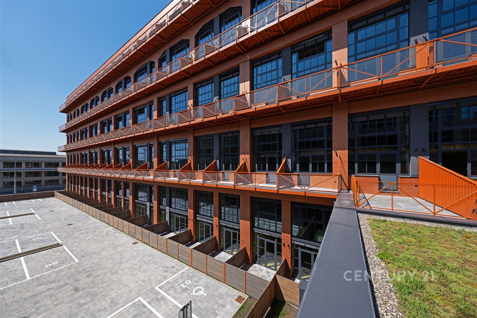 Industriální budova s moderními skleněnými okny, c