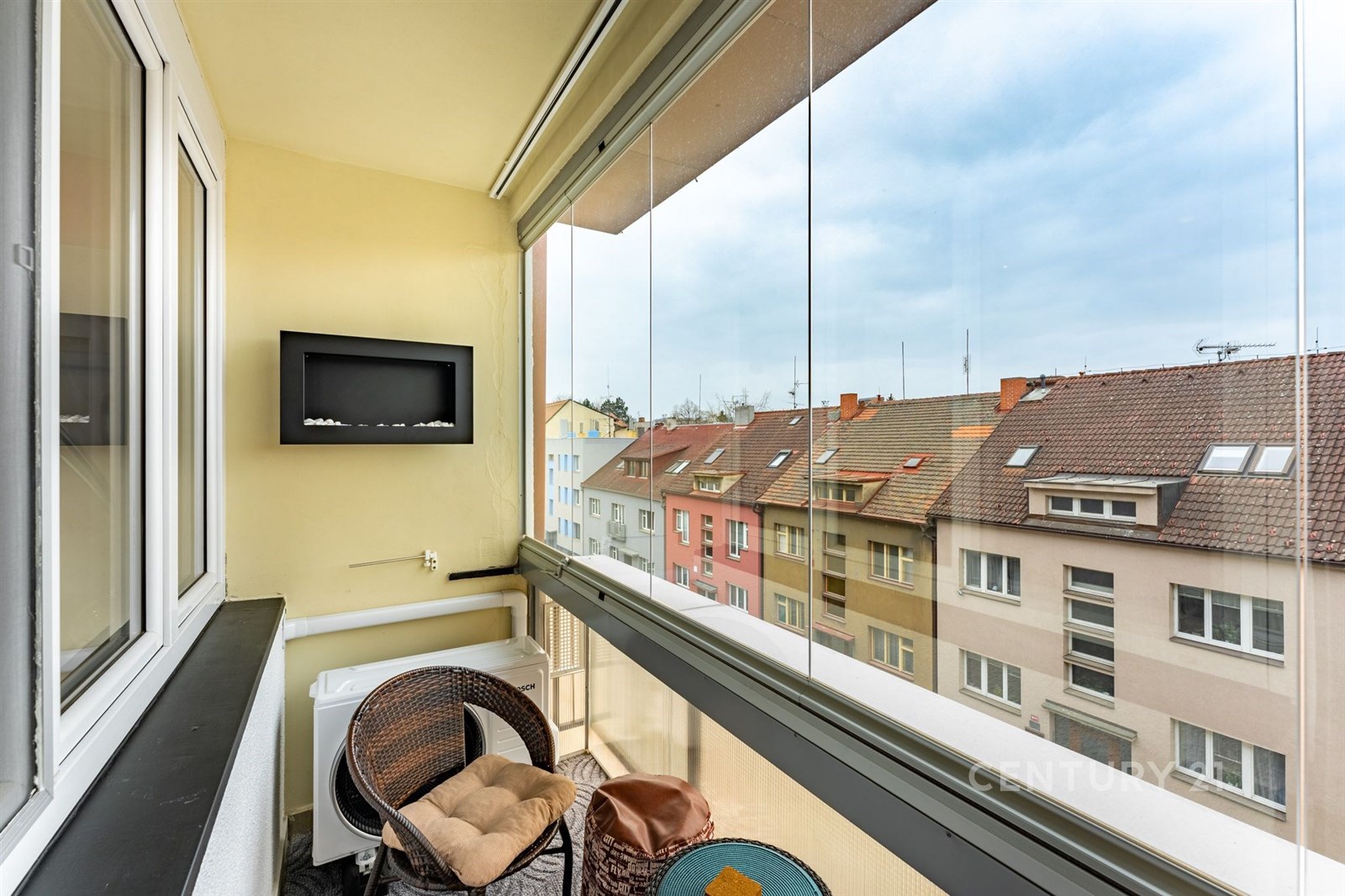 Zasklená lodžie s výhledem na městskou část, moder