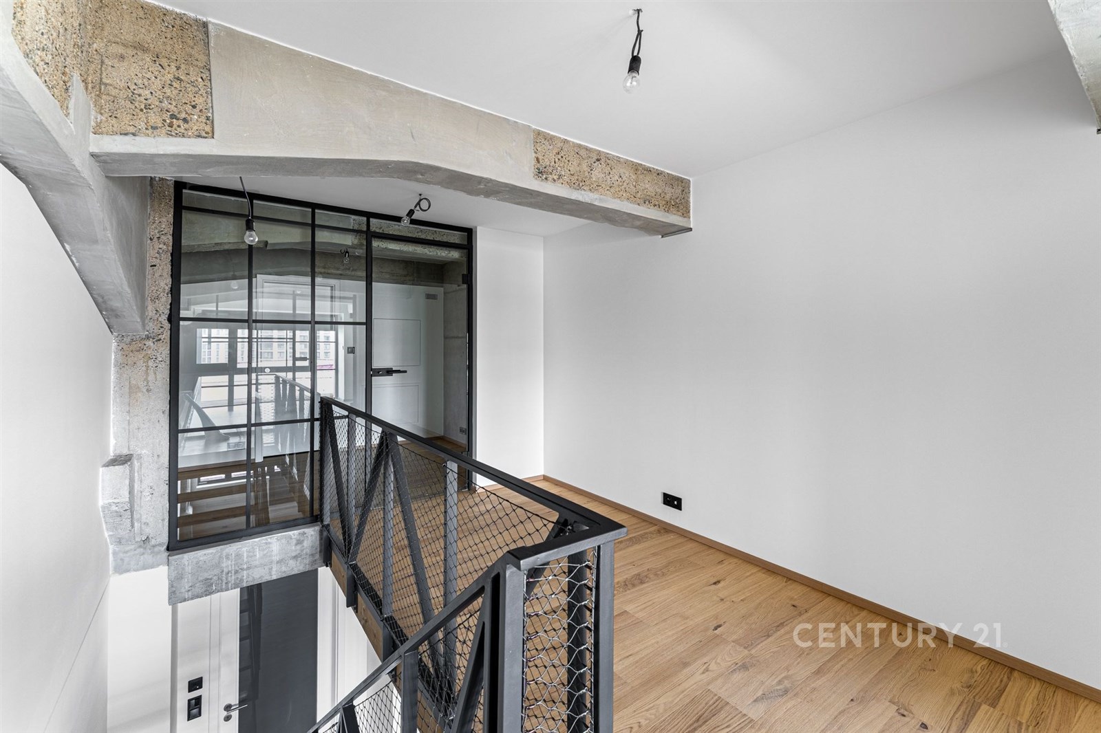 Loftový prostor s dřevěnou podlahou, moderní prosk