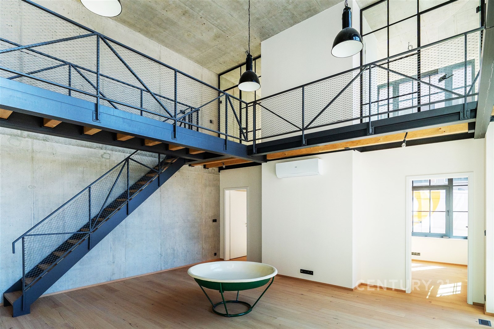 Světlo zaplavený obývací pokoj s moderním průmyslo