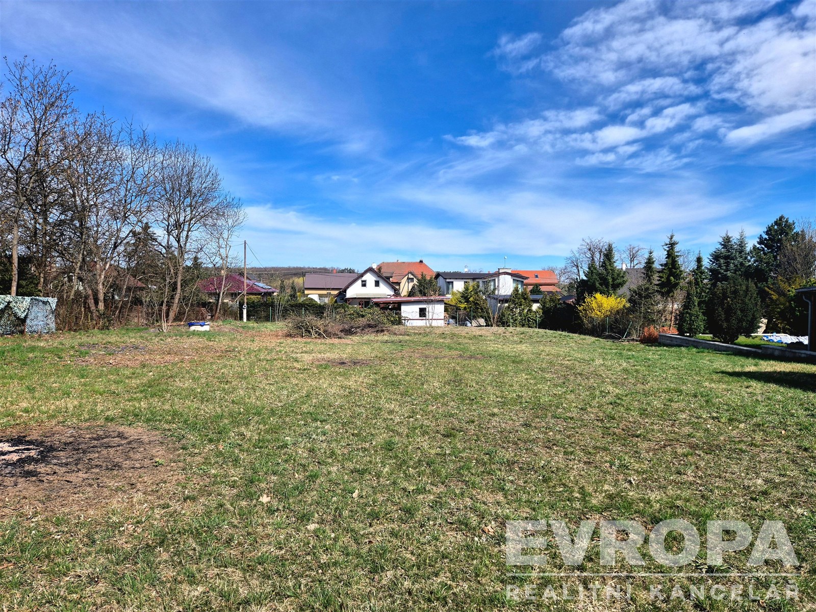 Prázdná stavební parcela, ideální pro rodinný dům,