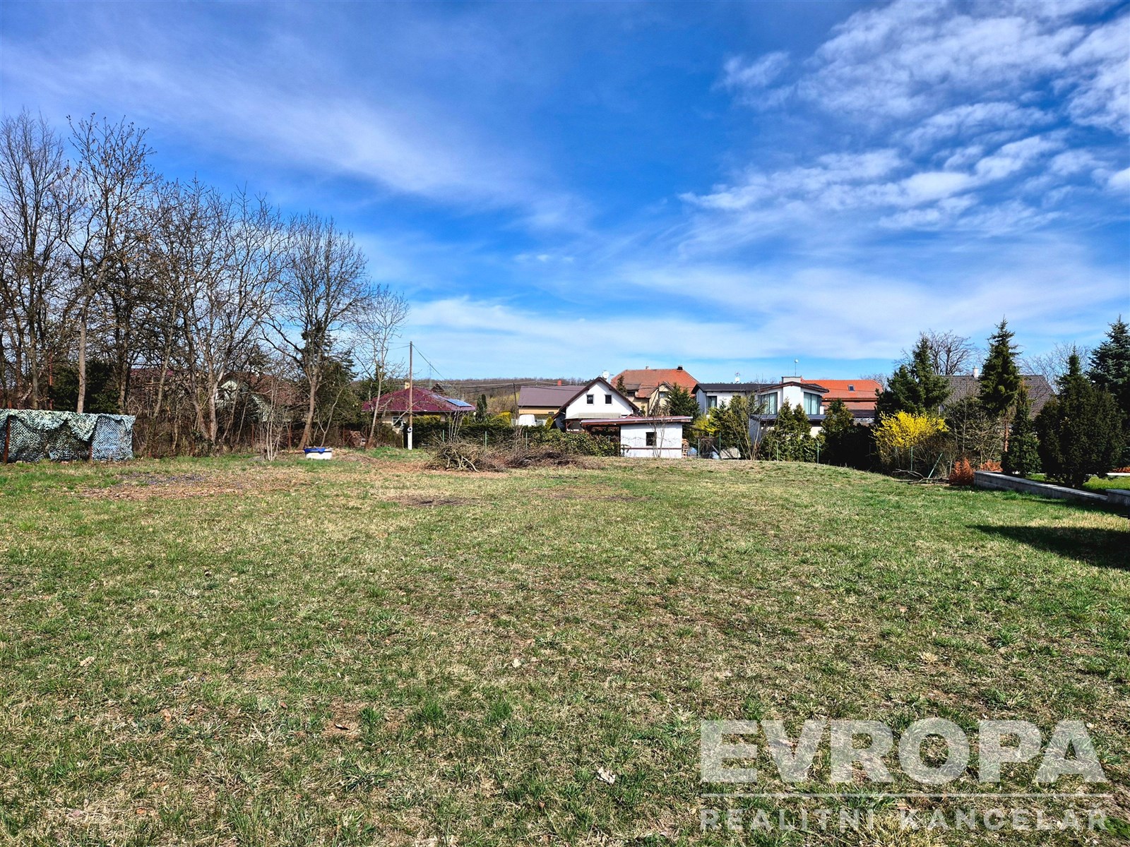 Prázdný stavební pozemek v klidné lokalitě, ideáln