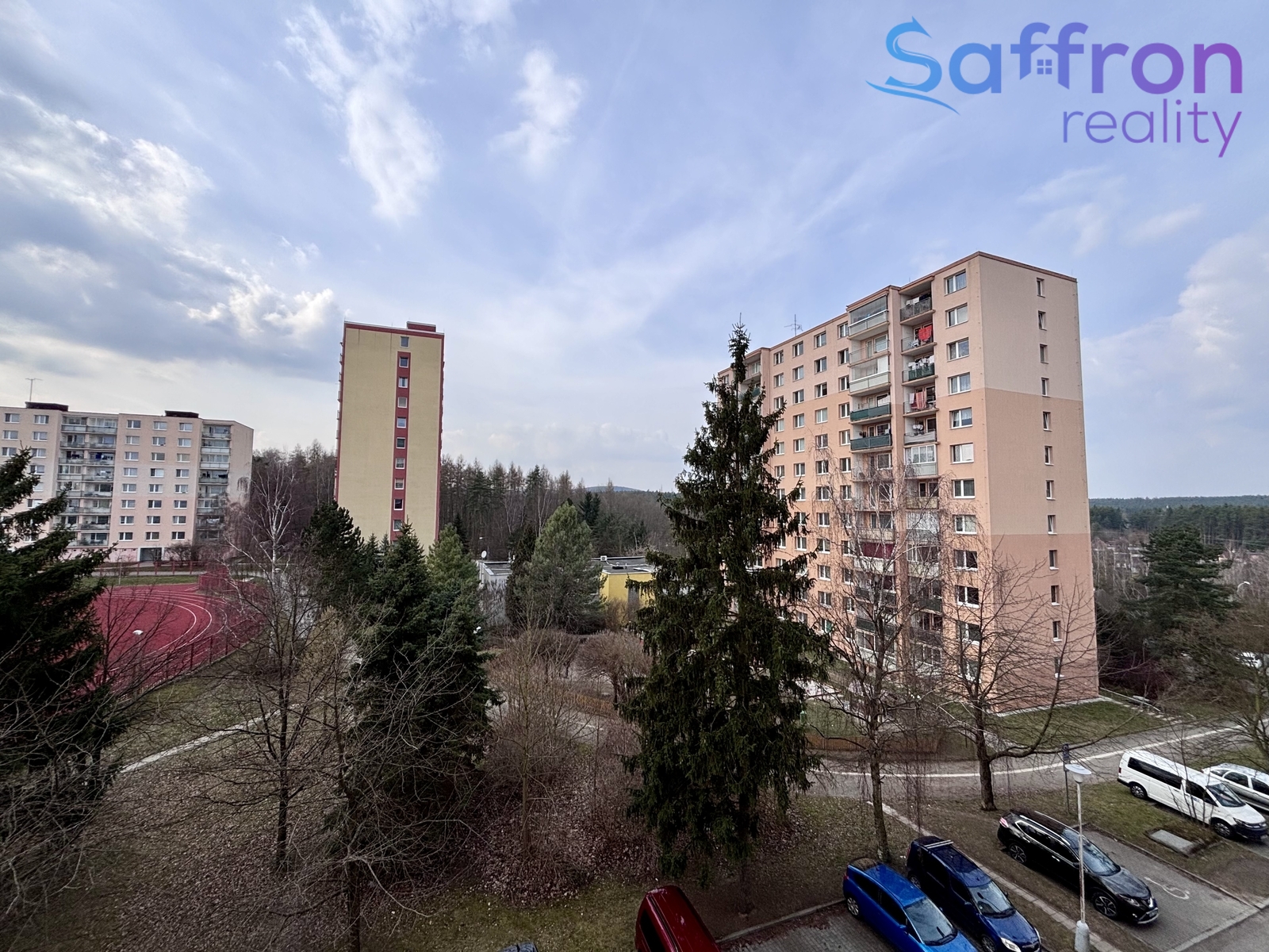 výhled z chodby domu