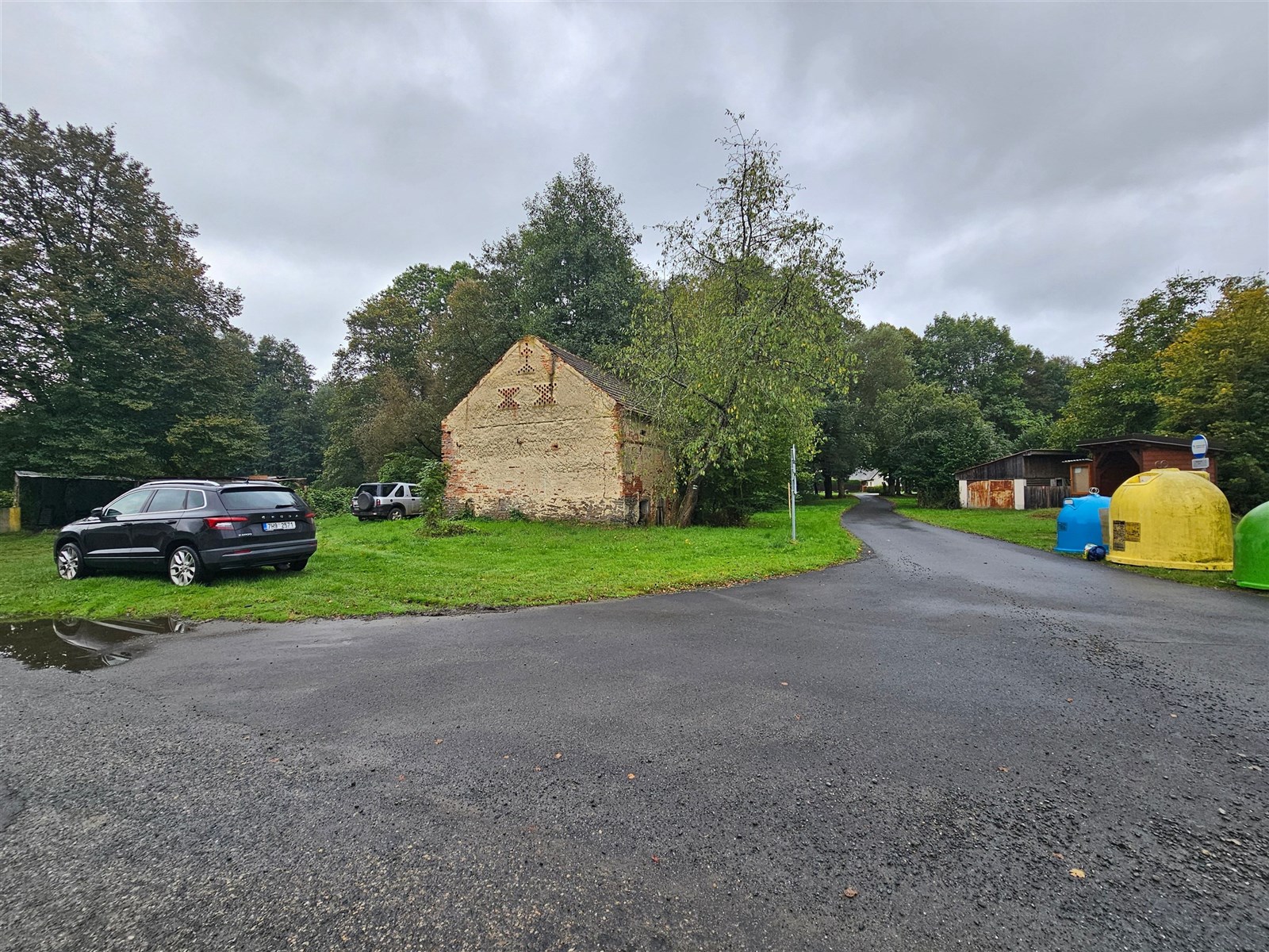 Starý kamenný dům na prodej v klidné lokalitě. Potenciál k rekonstrukci, obklopený zelení, poblíž veřejné komunikace.