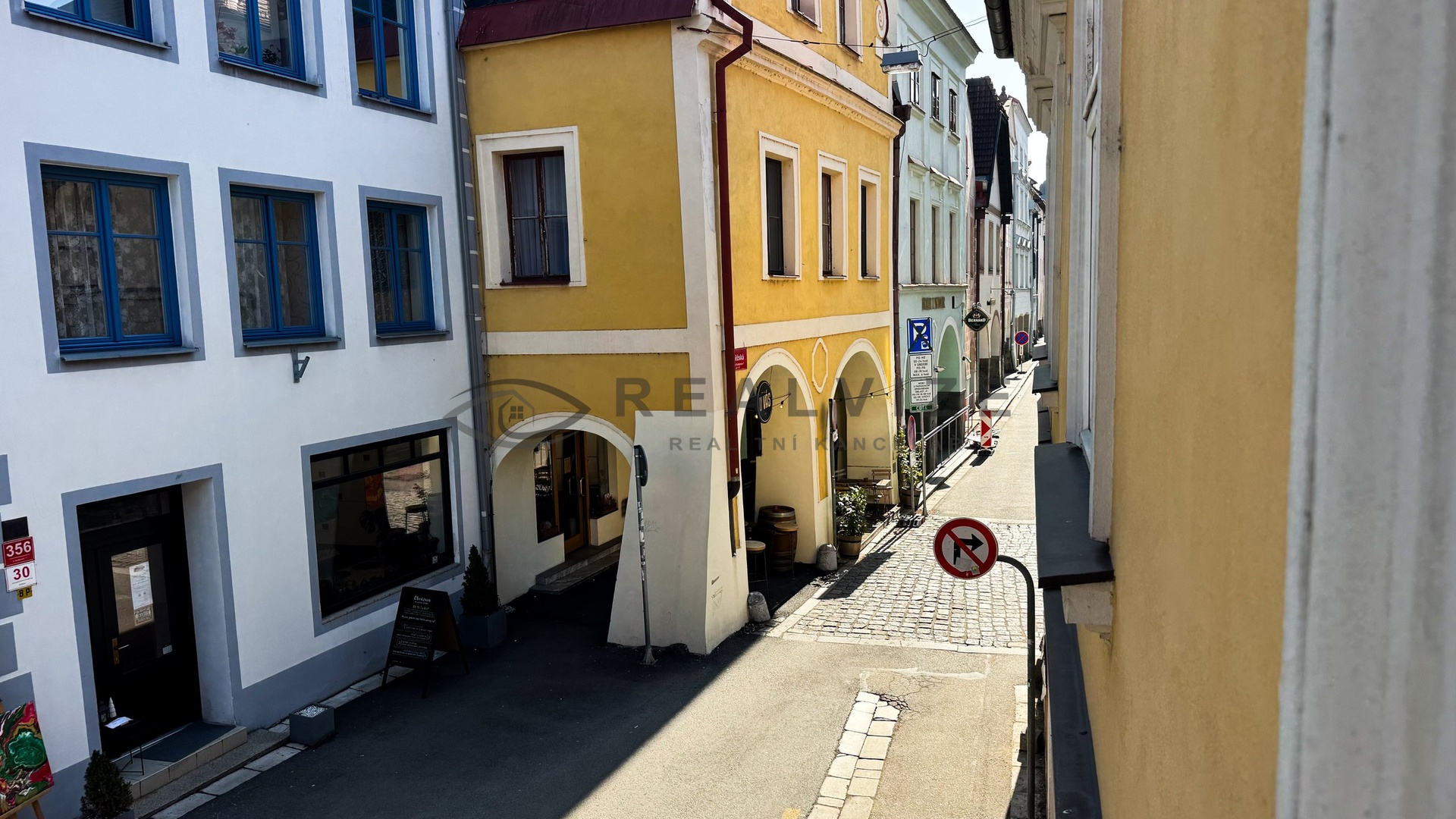 Moderní 1+kk, 27m2 k pronájmu pohled z okna 1