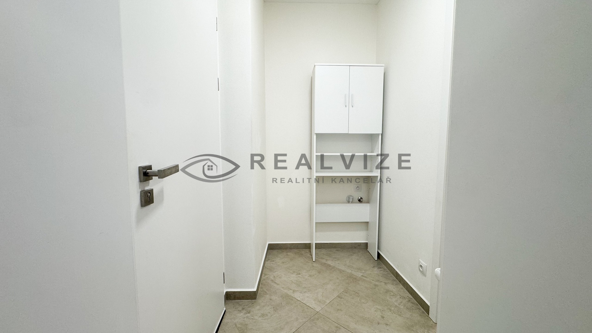 Moderní 1+kk, 27m2 k pronájmu vstup