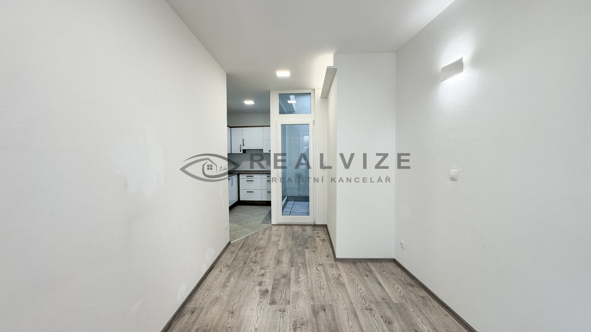 Moderní 1+kk, 27m2 k pronájmu pohled do kuchyně