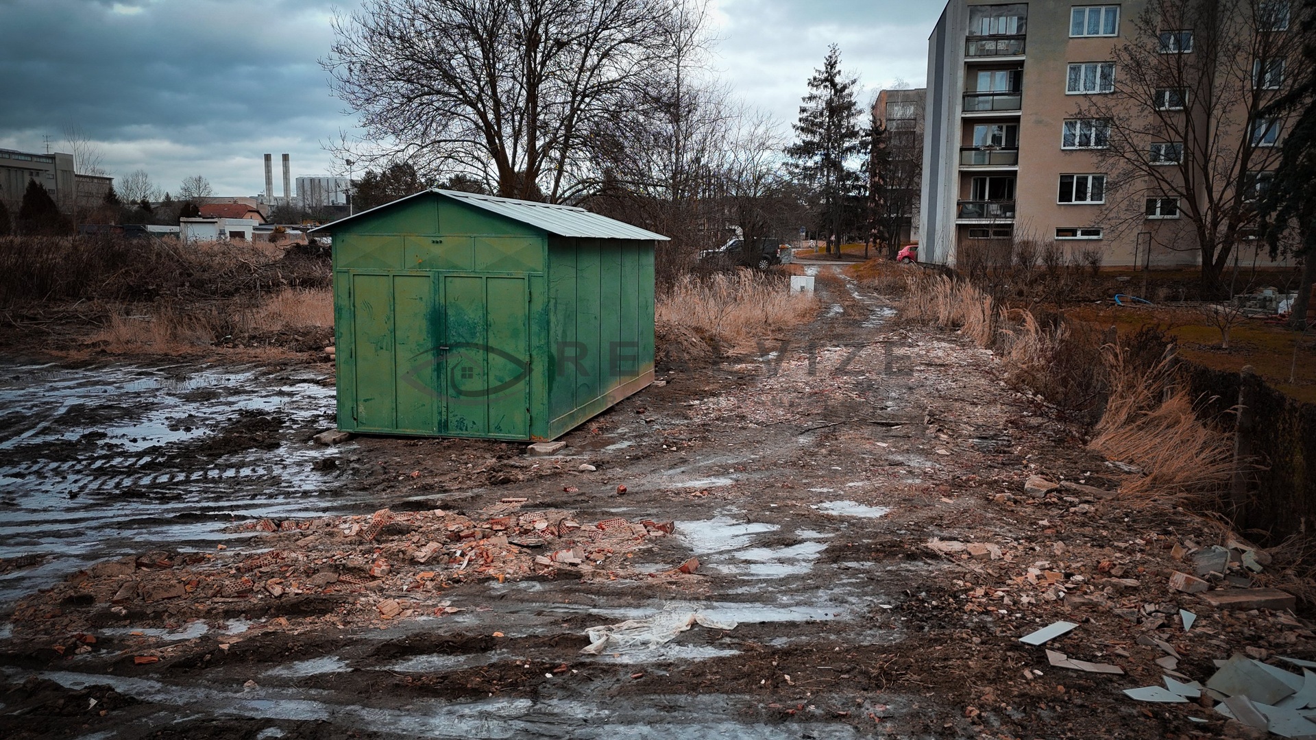 Příjezdová cesta na pozemek