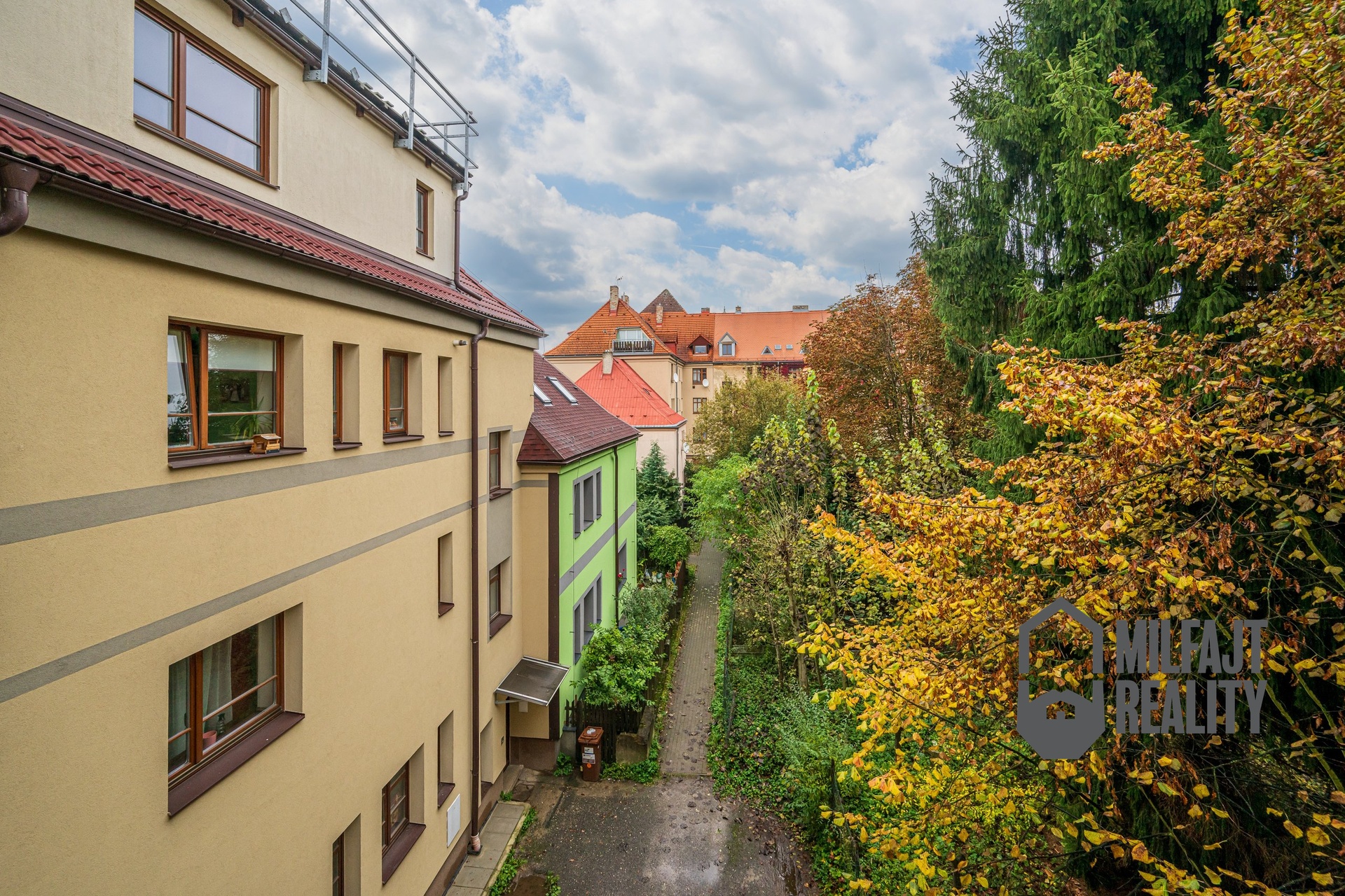 2025-10-15-09-24-12-CZ8_5605
