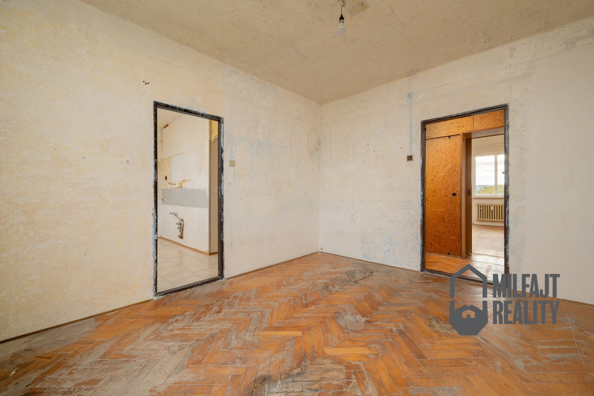 2025-10-21-09-40-57-CZ8_6603